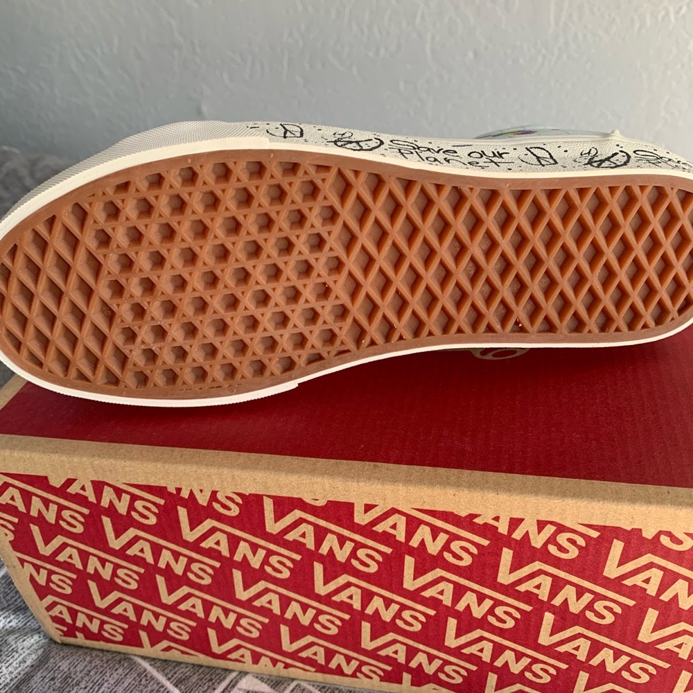 NWB never worn (hard to find) Van Sk8-Hi Reissue Save our Planet size 7.5